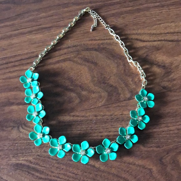 Charming Charlie Jewelry - 🌷Green flower necklace 🌸